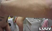 Luuv! Tatuerade Alice och Lucien filmar morgonbadrumrutin för realityprenumeranter!