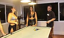 Fui ensinar umas amigas a jogar sinuca e elas me ensinaram um jogo mais gostoso parte-1