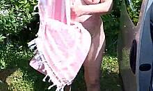 Déshabillage nue à côté voiture après journée plage