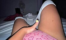 Que bien es llegar del colegio cansada y relajarme con una buena metida de dedos