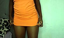 puta colegiada mostrando su gran culo de chocolate