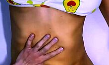 la mejor amiga y el infiel se miraron con deseo mientras sus manos se tocaban y terminaron en su habitacion