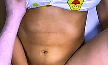 la mejor amiga y el infiel se miraron con deseo mientras sus manos se tocaban y terminaron en su habitacion