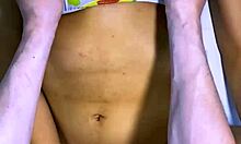 la mejor amiga y el infiel se miraron con deseo mientras sus manos se tocaban y terminaron en su habitacion