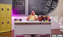 big cock teen 18+ shemales khloe kay and tranny izzy wilde mouth fucked coach