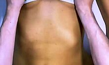 la mejor amiga y el infiel se miraron con deseo mientras sus manos se tocaban y terminaron en su habitacion