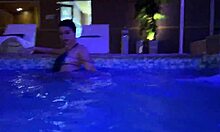 Pareja de exhibicionistas follan en spa p�blico-katty blake