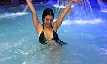 Pareja de exhibicionistas follan en spa p�blico-katty blake