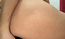 A puta arrega�ando o rabo com a berinjela e a garrafa at� gozar e ficar sem prega