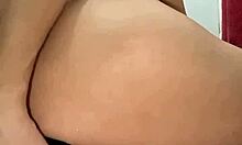 A puta arrega�ando o rabo com a berinjela e a garrafa at� gozar e ficar sem prega