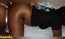 socando na preta de quatro ela geme alto enquanto eu a como