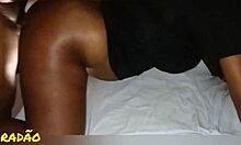 socando na preta de quatro ela geme alto enquanto eu a como