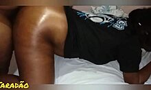 socando na preta de quatro ela geme alto enquanto eu a como