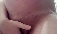 Ważna blond dziewczyna czuje rozkosz w złotym prysznicu