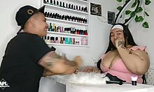 Mientras mi manicurista me arregla las uñas yo le voy tocando sus enormes tetas y por debajo de la mesa su rica y húmeda pussy