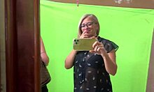 Peguei minha professora se masturbando no banheiro e comecei a chupar ela