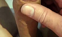 Branlette en gros plan nu dans la voiture sur un parking public 🚗