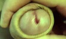 Branlette en gros plan nu dans la voiture sur un parking public 🚗