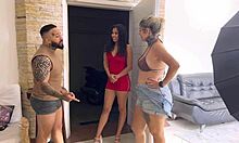 invadimos a mansão do ted e fodemos a primeira pessoa que entrasse dentro entrou logo uma novinha gostosa safada gozou toda no chão da sala dele