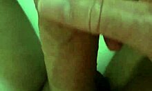 Branlette en gros plan nu dans la voiture sur un parking public 🚗