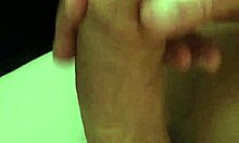 Branlette en gros plan nu dans la voiture sur un parking public 🚗