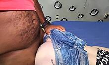 Coloquei shortinho curto pra exibe pro meu colega de facu e acabei com a rola socada toda no meu cu!!