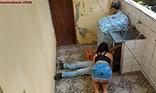 hotwife casada paga o encanador quicando no pau enquanto marido trabalha 😏