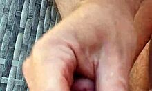 je me branle fort et jouis partout sur mon ventre gras