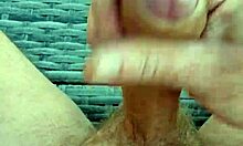 je me branle fort et jouis partout sur mon ventre gras