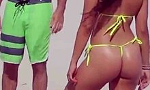 Fete tinere în bikini tanga provoacă pe plajă cu prietenii iubitului