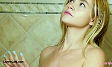 hey daddy that sun-kissed model showered up close just for you 😘🚿