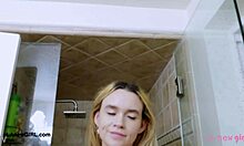 hey daddy that sun-kissed model showered up close just for you 😘🚿