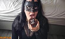 Amateur milf devours thick cum-glazed muffin in pantyhose fetish feast