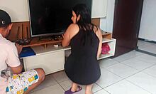 gostosa esposa provoca tecnico de tv e leva ate no cuzinho