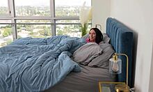 Heiße Goth-Stiefsis Indica Marie beim Wichsen erwischt reitet Bett-Schwanz