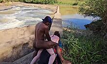 Ei, duas putinhas safadas de buceta molhada levando rola grossa no rio público creampie orgasmo!