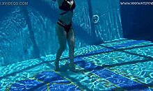 Salope russe rasée chaude Sheril Blossom bikini piscine sexe sous-marin public