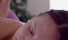 18+ lížu mokré pičky v lesbickom masáži facesit