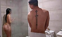 Le EscoNdO La Toalla A Mi Hermanastra Para Cojerla Rico En El Baño