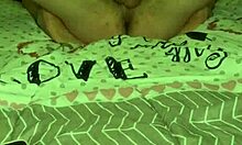 une grosse chienne me supplie de la chevaucher ma bite dur et la remplir de sperme