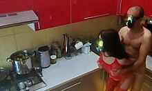et si une caméra cachée filmait une milf baisée violemment en cuisine ?