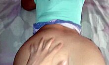 gimiendo con cada estocada dura en su gran culo apretado