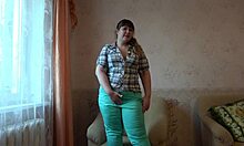 watch this bbw rub her clit and finger that hairy pussy to orgasm 😍💦