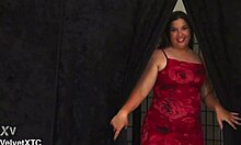 Curvy nerd babe shares her wild curves in casual intro