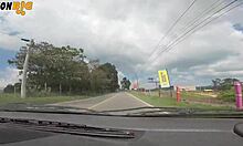 follando a esta petite sexy en carro en movimiento rough con mi monster cock en su tight pussy