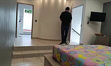 hermanastra le pide a su hermanastro que le lama el coño hasta hacerla venir porque su novio no sabe hacerlo