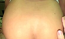 une belle petite asiatique suce GROSSE bite blanche et se fait baiser par derrière