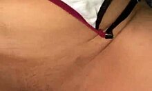 vamos a cogernos a esta jovencita latina en trio casero post clases con su coño apretado