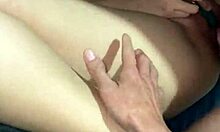 vamos a cogernos a esta jovencita latina en trio casero post clases con su coño apretado