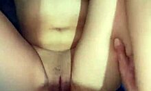 vamos a cogernos a esta jovencita latina en trio casero post clases con su coño apretado